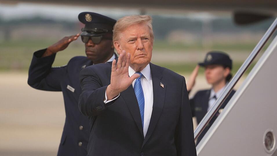 Anfang des Jahres hatten US-Spezialkräfte den langjährigen Staatschef Venezuelas, Nicolás Maduro, gefangengenommen. Nun gibt Trump einen Öl-Deal mit dem Land bekannt. Anfang des Jahres hatten US-Spezialkräfte den langjährigen Staatschef Venezuelas, Nicolás Maduro, gefangengenommen. Nun gibt Trump einen Öl-Deal mit dem Land bekannt.