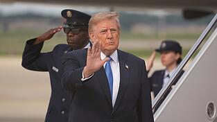 Anfang des Jahres hatten US-Spezialkräfte den langjährigen Staatschef Venezuelas, Nicolás Maduro, gefangengenommen. Nun gibt Trump einen Öl-Deal mit dem Land bekannt. Anfang des Jahres hatten US-Spezialkräfte den langjährigen Staatschef Venezuelas, Nicolás Maduro, gefangengenommen. Nun gibt Trump einen Öl-Deal mit dem Land bekannt.