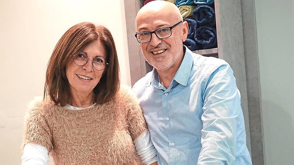 Erika und Peter Bäumel in ihrem Friseursalon. Erika und Peter Bäumel in ihrem Friseursalon.