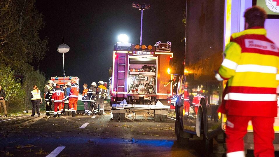 Zwei Menschen starben bei einem Verkehrsunfall am Montagabend auf der B11 bei Eching. Zwei Menschen starben bei einem Verkehrsunfall am Montagabend auf der B11 bei Eching.