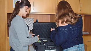 Zum Beispiel mit solchen Handykoffern werden Handys während des Unterrichts aufbewahrt, bis Schüler sie zu Recherchezwecken benötigen. Das Projekt der Angela-Fraundorfer-Realschule in Aiterhofen findet Anklang bei allen Beteiligten. Zum Beispiel mit solchen Handykoffern werden Handys während des Unterrichts aufbewahrt, bis Schüler sie zu Recherchezwecken benötigen. Das Projekt der Angela-Fraundorfer-Realschule in Aiterhofen findet Anklang bei allen Beteiligten.