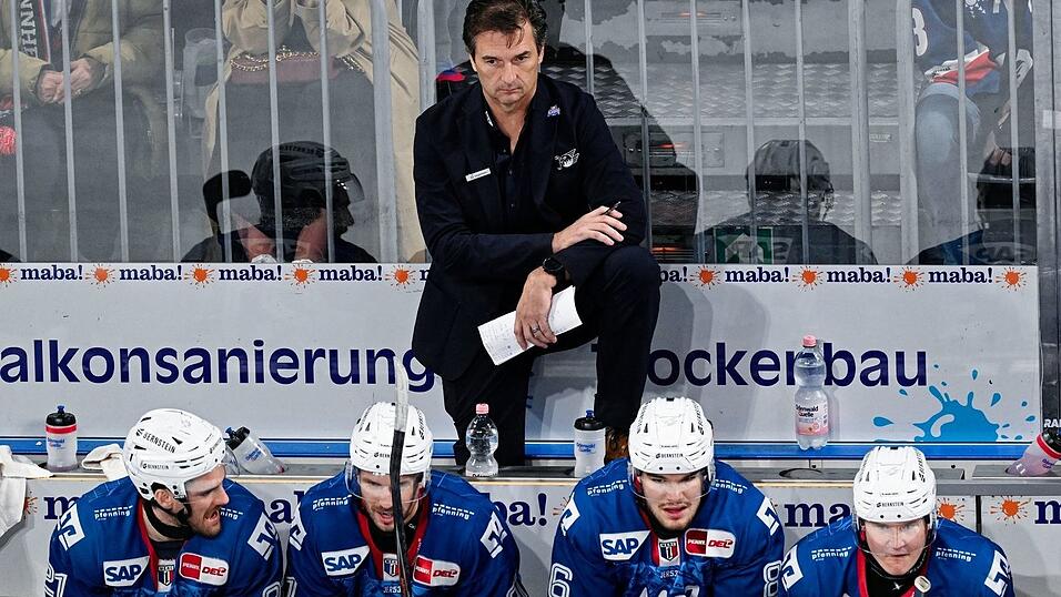 Die Adler Mannheim um Trainer Dallas Eakins verpassen die vorzeitige Halbfinal-Qualifikation. (Archivbild)