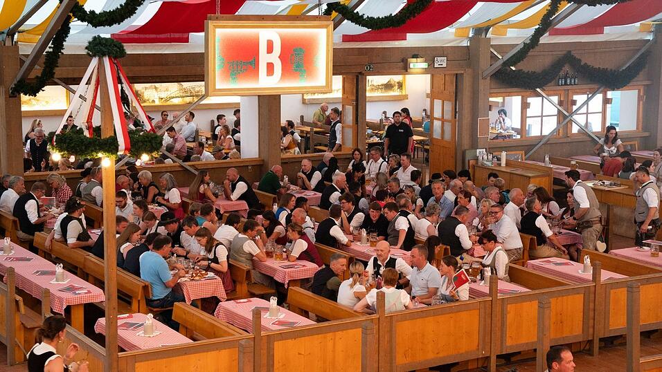 Die Partybilder vom Donnerstag, 13. August, aus dem Festzelt Krönner. Die Partybilder vom Donnerstag, 13. August, aus dem Festzelt Krönner.