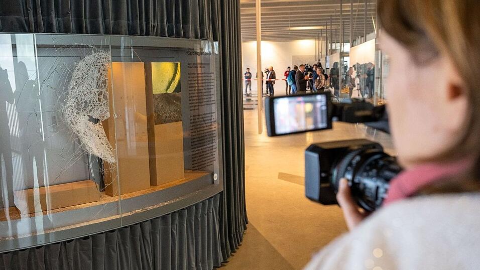 Eine Journalistin filmt den Tatort eines Goldschatz-Diebstahls. Eine Journalistin filmt den Tatort eines Goldschatz-Diebstahls.