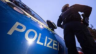 Etwas schmunzeln müssen die Beamten, als sie sehen, wie ein Betrunkener versucht sein Auto zu öffnen. (Symbolbild)