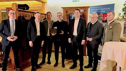 Bürgermeister Armin Soller (3. v. l.) gratulierte der in Irlbach ansässigen Firma Ackermann Saatzucht zur Auszeichnung.