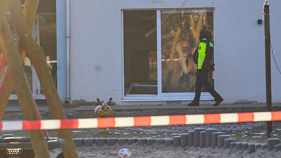 Die Feuerwehr berichtete von 22 Sanit&auml;tern, &Auml;rzten und Feuerwehrleuten, die mit 12 Fahrzeugen im Einsatz waren. (Archivbild)