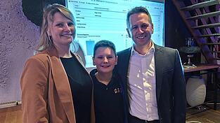 Hengersbergs k&uuml;nftiges Marktoberhaupt Mathias Berger feierte den Wahlsieg mit seiner Familie und vielen Wegbegleitern im Nothaftgew&ouml;lbe.