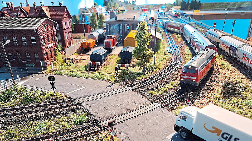Das Haltesignal blinkt rot, der Lkw mit Akku stoppt und lässt den Zug vorbei. Das Haltesignal blinkt rot, der Lkw mit Akku stoppt und lässt den Zug vorbei.