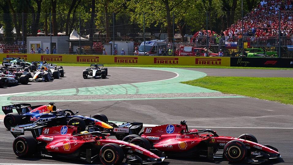 Für Lewis Hamilton (l) und Charles Leclerc lief das Ferrari-Heimspiel bitter. Für Lewis Hamilton (l) und Charles Leclerc lief das Ferrari-Heimspiel bitter.