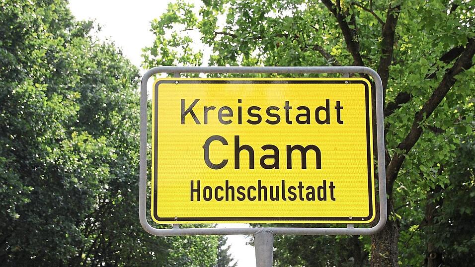 Cham ist Hochschulstadt - auf dem Ortsschild. Was den Wohnungsmarkt anbelangt, ist der noch ganz und gar nicht 'studententauglich' aufgestellt. Cham ist Hochschulstadt - auf dem Ortsschild. Was den Wohnungsmarkt anbelangt, ist der noch ganz und gar nicht 'studententauglich' aufgestellt.