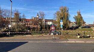 Für die Rodungsarbeiten waren die direkt angrenzenden Parkplätze gesperrt. Bis zum 6. Dezember werden im Bereich der Parkplätze Stadellohe und Quadfeldmühle weitere Bäume und Sträucher gerodet, um das Baufeld vorzubereiten. Für die Rodungsarbeiten waren die direkt angrenzenden Parkplätze gesperrt. Bis zum 6. Dezember werden im Bereich der Parkplätze Stadellohe und Quadfeldmühle weitere Bäume und Sträucher gerodet, um das Baufeld vorzubereiten.