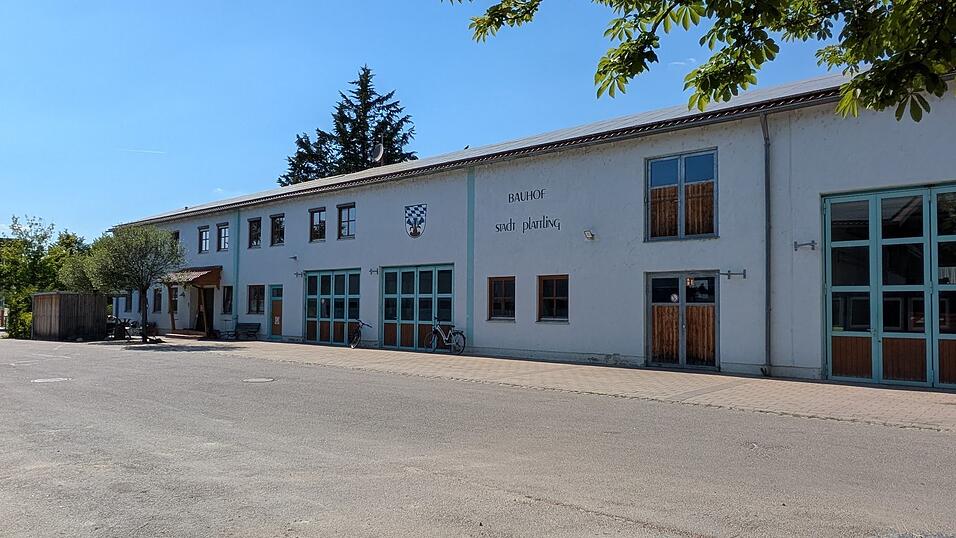 Die Stadtratsmitglieder entschieden sich in nicht&ouml;ffentlicher Sitzung f&uuml;r den Umbau und die Sanierung des Bauhofgeb&auml;udes.