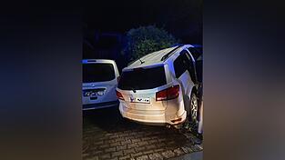 Der Schleuser verlor in Bad Höhenstadt die Kontrolle über sein Auto und krachte in eine Gartenmauer.