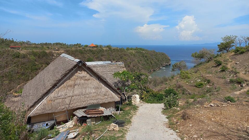 Die Inseln rund um Bali haben ihren Reiz: Hier ein Blick auf die Küste von Nusa Penida.