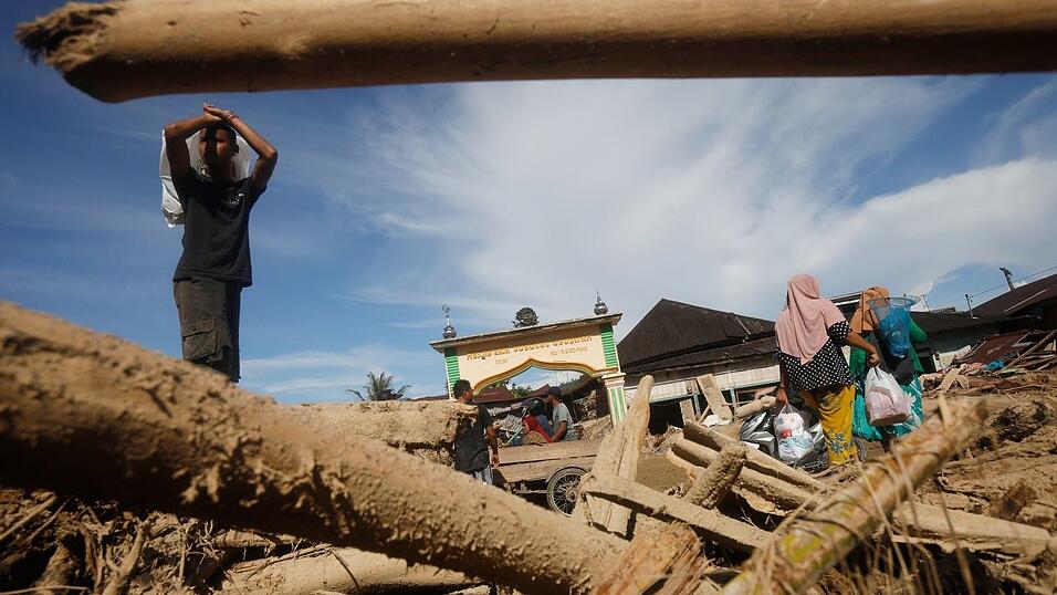 Viele Häuser und Brücken auf Sumatra sind zerstört. Viele Häuser und Brücken auf Sumatra sind zerstört.