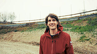 F&uuml;r ein kurzes Video f&uuml;r den BJV, in dem er &uuml;ber sein Foto erz&auml;hlt, ist Maximilian Beck an die Rennstrecke in Exing zur&uuml;ckgekehrt.