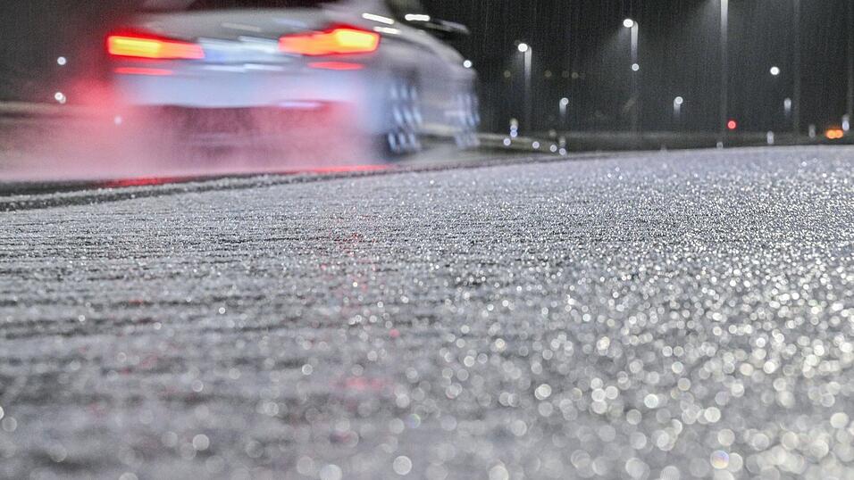 Die Polizei warnt vor glatten Straßen. (Symbolbild) Die Polizei warnt vor glatten Straßen. (Symbolbild)