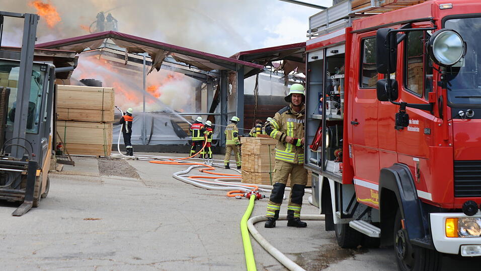 Dank des Löschangriffs von mehreren Seiten können die Feuerwehren eine Riegelstellung schaffen und die restlichen Gebäude halten. Dank des Löschangriffs von mehreren Seiten können die Feuerwehren eine Riegelstellung schaffen und die restlichen Gebäude halten.