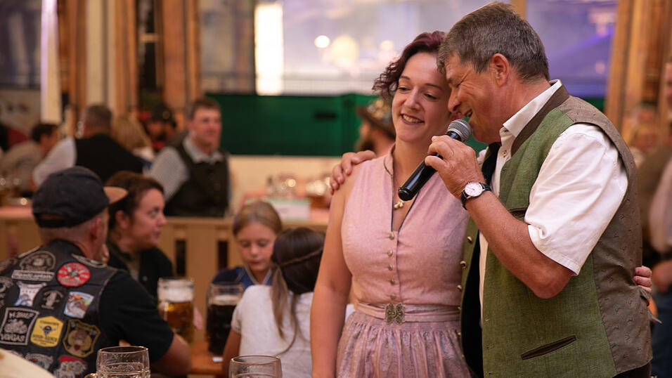 Die Partybilder vom Montag, 18. August, aus dem Festzelt Greindl. Die Partybilder vom Montag, 18. August, aus dem Festzelt Greindl.