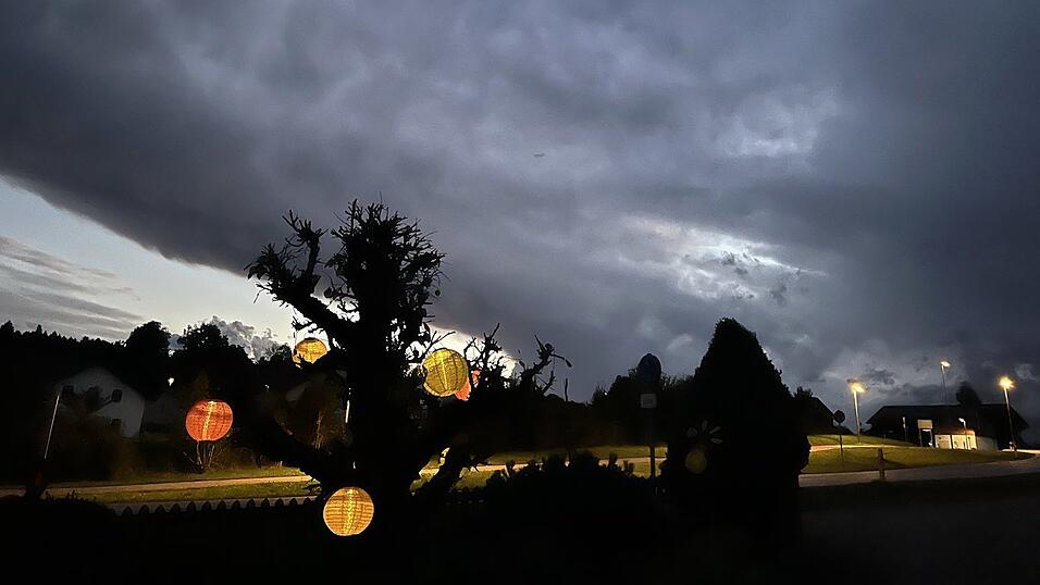 Diesen Blick auf die Wolkenfront hatte Manuela Mayer in Neukirchen.