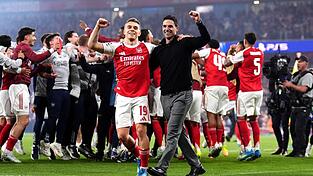 Arsenal-Coach Mikel Arteta feiert den Einzug ins Champions-League-Finale mit Leandro Trossard.