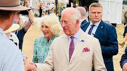 Da sind sie: König Charles und Königin Camilla gehen mit freundlichem Lächeln die Reihe der Wartenden ab. Da sind sie: König Charles und Königin Camilla gehen mit freundlichem Lächeln die Reihe der Wartenden ab.