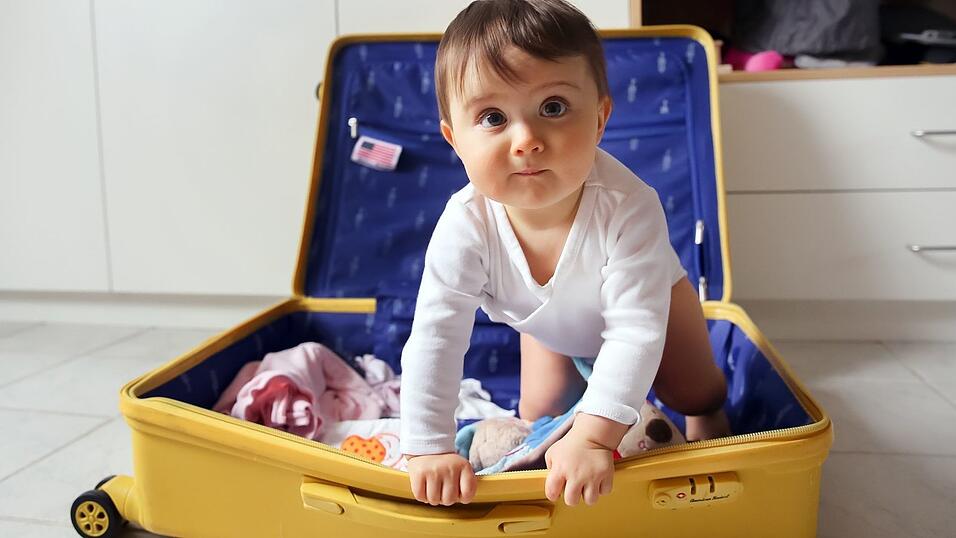 Alles dabei? Packlisten erleichtern die Reisevorbereitung mit Kindern.