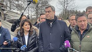Geschäftsführer Claus Six (rechts) zeigte Ministerpräsident Markus Söder (Mitte) und Tourismusministerin Michaela Kaniber die am Sonntagmorgen durch ein Feuer zerstörte Main Street von Pullman City.