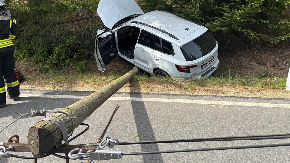 Durch den Unfall kippte der Telefonmast auf die Stra&szlig;e. Er musste von der Feuerwehr gekappt und die Leitung gesichert werden.