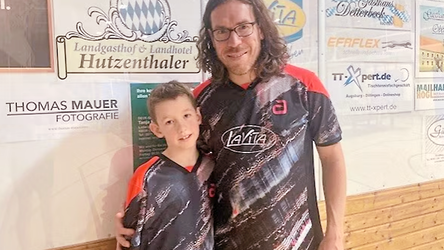 Tobias (links) und Thomas Zeiler sorgen in der Tischtennis-Abteilung des SV Gündlkofen für Furore.