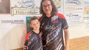 Tobias (links) und Thomas Zeiler sorgen in der Tischtennis-Abteilung des SV G&uuml;ndlkofen f&uuml;r Furore.