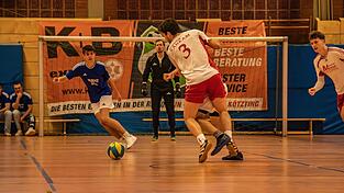 Der Kampf um die gelbe Filzkugel ist mitunter verbissen. Der Kampf um die gelbe Filzkugel ist mitunter verbissen.