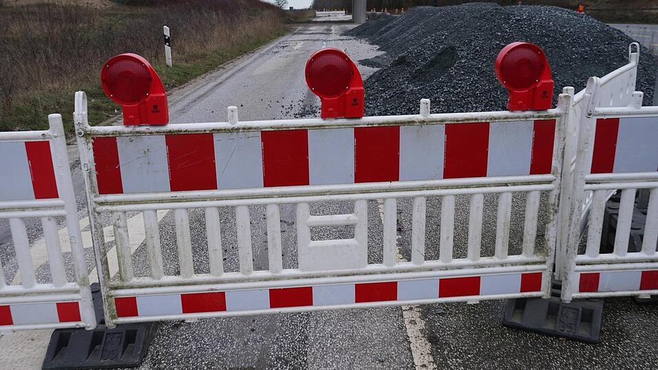 Wie auf diesem Symbolfoto muss auch die Bundesstra&szlig;e 22 zwischen Grafenkirchen und Sch&ouml;nthal ab 8. April halbseitig gesperrt werden. Die ersten Arbeiten beginnen bereits nach Ostern, am 2. April.