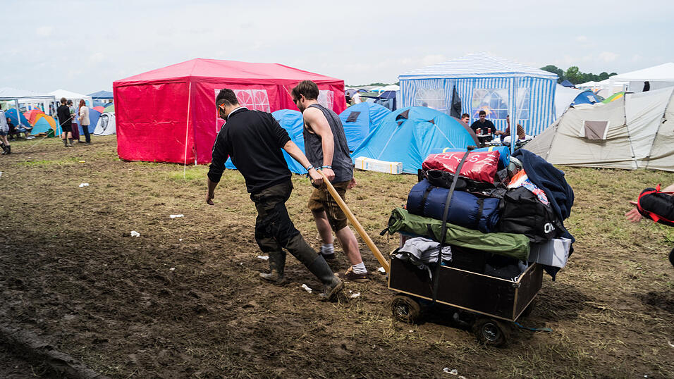Auf dem Campingplatz lassen es die Pfingst-Open-Air-Besucher richtig krachen, aufgenommen von Regina H&ouml;lzel am Freitag.