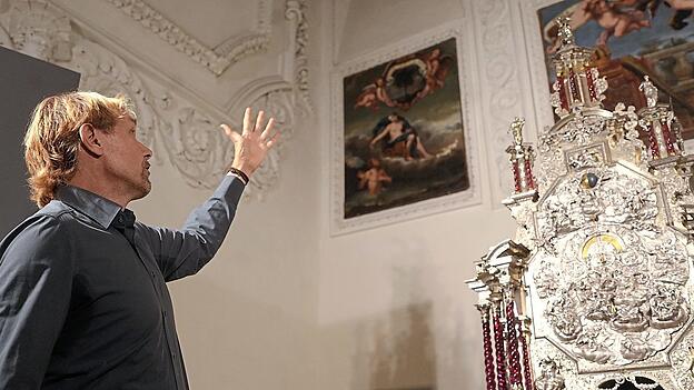 Museumsdirektor Christian Quaeitzsch erklärt im neuen Themenraum die Bedeutung der monumentalen Silberuhr: „Der Kurfürst als Herr über die Zeit“. Museumsdirektor Christian Quaeitzsch erklärt im neuen Themenraum die Bedeutung der monumentalen Silberuhr: „Der Kurfürst als Herr über die Zeit“.