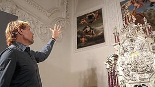 Museumsdirektor Christian Quaeitzsch erkl&auml;rt im neuen Themenraum die Bedeutung der monumentalen Silberuhr: &bdquo;Der Kurf&uuml;rst als Herr &uuml;ber die Zeit&ldquo;.