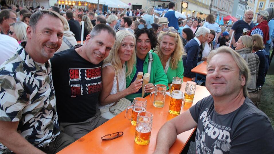 Viele Landshuter genossen ihren Freitagabend auf dem Bismarckplatzfest.
