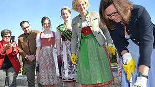 Unter den Augen von Bürgermeister Bernhard Resch, der da noch designierten Thronfolgerin Nora Aunkofer, Spargelkönigin Anna Holzer und Erzeugergemeinschaftsvorsitzender MdL Petra Högl holte Landtagspräsidentin Ilse Aigner den ersten Spargel aus dem Boden. Unter den Augen von Bürgermeister Bernhard Resch, der da noch designierten Thronfolgerin Nora Aunkofer, Spargelkönigin Anna Holzer und Erzeugergemeinschaftsvorsitzender MdL Petra Högl holte Landtagspräsidentin Ilse Aigner den ersten Spargel aus dem Boden.