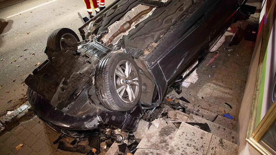 Schwerer Unfall am Dienstag kurz vor Mitternacht in Mengkofen (Kreis Dingolfing-Landau). Auch ein Rettungshubschrauber musste zur Unfallstelle beordert werden.