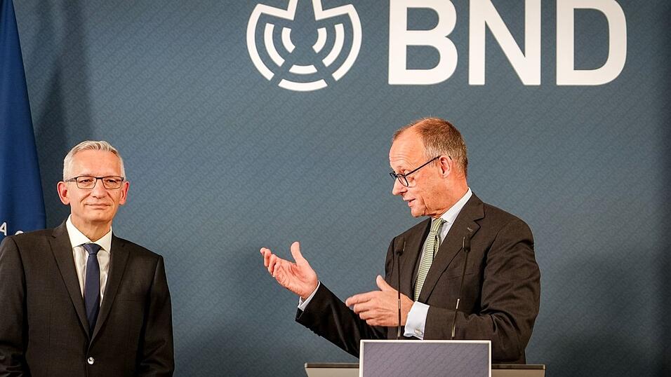 Kanzler Friedrich Merz (CDU) hat dem neuen Pr&auml;sidenten des Bundesnachrichtendienstes, Martin J&auml;ger, bei der Amts&uuml;bergabe einiges ins Auftragsbuch geschrieben. (Archivbild)