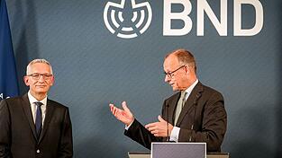 Kanzler Friedrich Merz (CDU) hat dem neuen Pr&auml;sidenten des Bundesnachrichtendienstes, Martin J&auml;ger, bei der Amts&uuml;bergabe einiges ins Auftragsbuch geschrieben. (Archivbild)