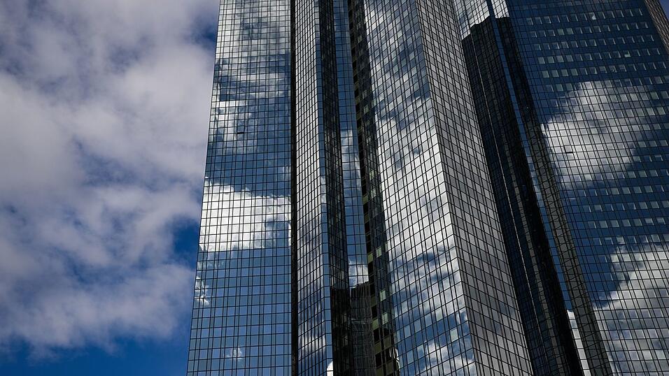 Ermittler durchsuchen Deutsche Bank in Frankfurt. (Archivbild) Ermittler durchsuchen Deutsche Bank in Frankfurt. (Archivbild)