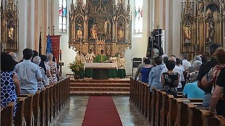 Gl&auml;ubige aus dem gesamten Gemeindegebiet waren gekommen und feierten zusammen mit Pfarrvikar Arul den Abschiedsgottesdienst.