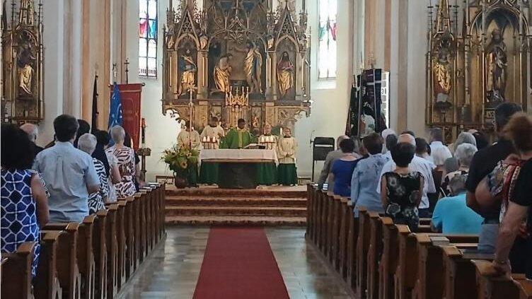Gl&auml;ubige aus dem gesamten Gemeindegebiet waren gekommen und feierten zusammen mit Pfarrvikar Arul den Abschiedsgottesdienst.