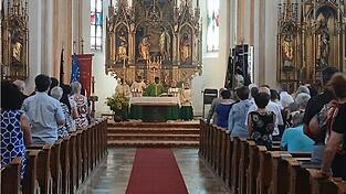 Gl&auml;ubige aus dem gesamten Gemeindegebiet waren gekommen und feierten zusammen mit Pfarrvikar Arul den Abschiedsgottesdienst.