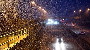 Wie hier auf der A31 im Emsland gab es im Nordwesten oft schwierige Bedingungen auf den Straßen.