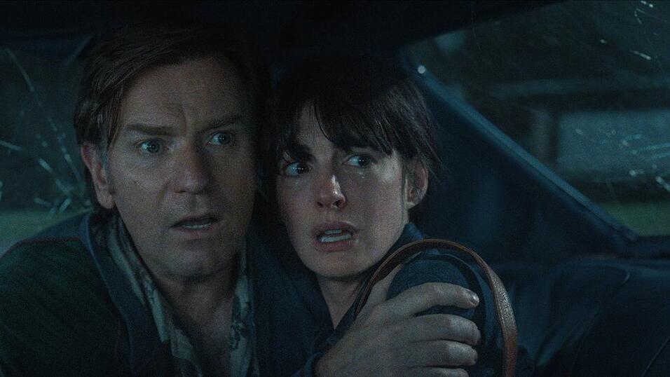 Spielen ein Ehepaar, das zusammenhalten muss: Ewan McGregor und Anne Hathaway. Spielen ein Ehepaar, das zusammenhalten muss: Ewan McGregor und Anne Hathaway.