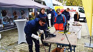 Am Stand der Firma MaM Gebäudetechnik aus Bischofsmais wurden auch Herzen aus Rohren zusammengeschweißt.