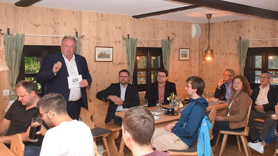 Bei allem was Recht ist, aber Ordnung muss sein: 'Hemmschuh Bürokratie' hat sich der CSU-Ortsverband als Thema für einen öffentlichen Diskussionsabend gewählt. Von links: Walter Nussel, Beauftragter für Bürokratieabbau der Bayerischen Staatsregierung, MdL Dr. Gerhard Hopp, Bürgermeister Dr. Stefan Spindler, CSU-Ortsvorsitzender und Kreisrat Matthias Scherr, Bürgermeister Ludwig Prögler, Tiefenbach, CSU-Landtagskandidatin Rita Wellisch und Fritz Winklmann Bei allem was Recht ist, aber Ordnung muss sein: 'Hemmschuh Bürokratie' hat sich der CSU-Ortsverband als Thema für einen öffentlichen Diskussionsabend gewählt. Von links: Walter Nussel, Beauftragter für Bürokratieabbau der Bayerischen Staatsregierung, MdL Dr. Gerhard Hopp, Bürgermeister Dr. Stefan Spindler, CSU-Ortsvorsitzender und Kreisrat Matthias Scherr, Bürgermeister Ludwig Prögler, Tiefenbach, CSU-Landtagskandidatin Rita Wellisch und Fritz Winklmann